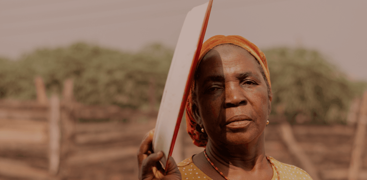 Woman carrying a tray in a Nigerian rural setting